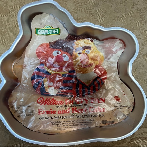 Wilton Sesame Street Burt and Ernie Cake Pan - Picture 1 of 2